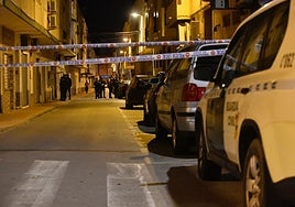 Agentes de la Policía Local y de la Guardia Civil en la calle donde tuvo lugar el tiroteo.