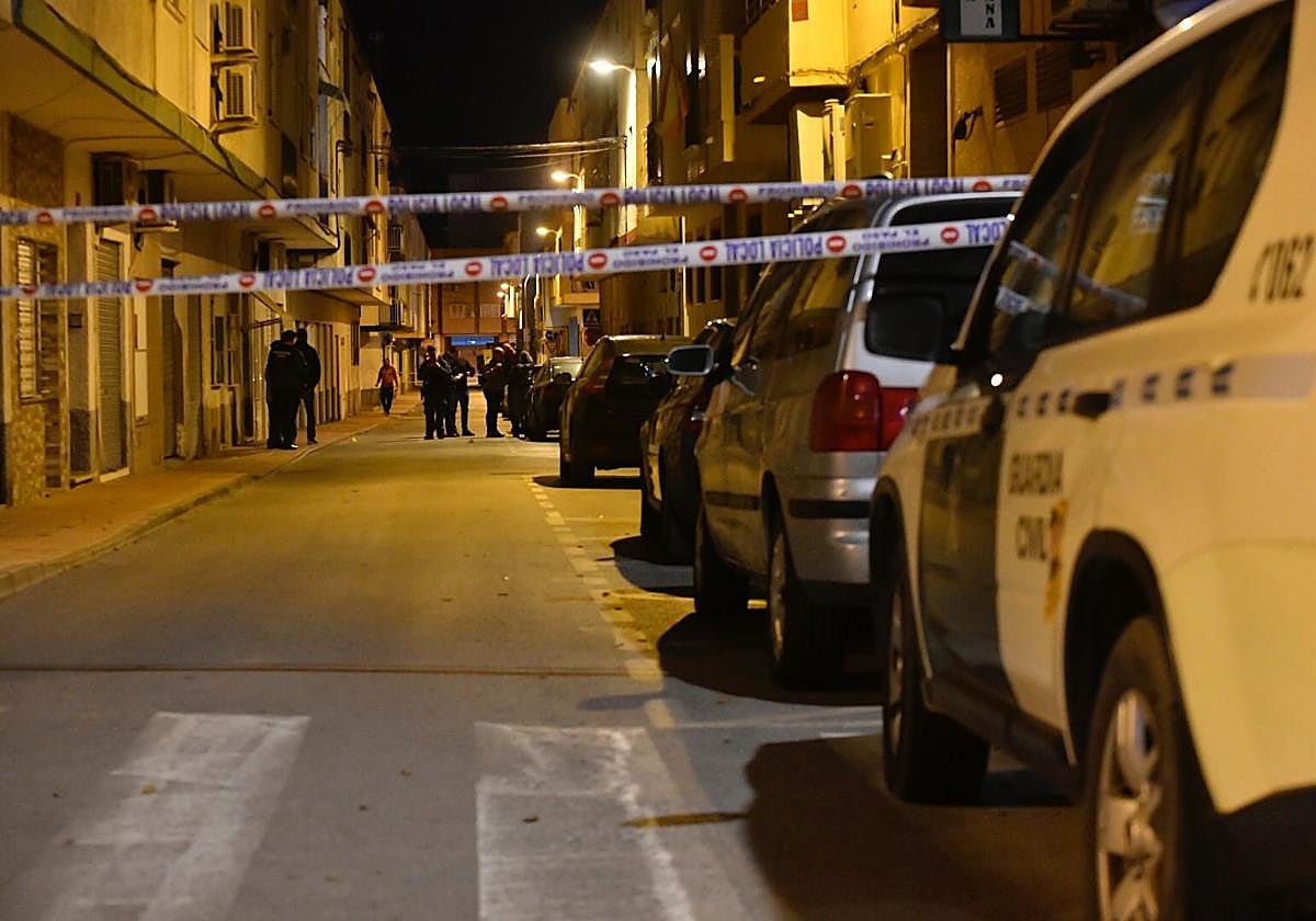 Agentes de la Policía Local y de la Guardia Civil en la calle donde tuvo lugar el tiroteo.