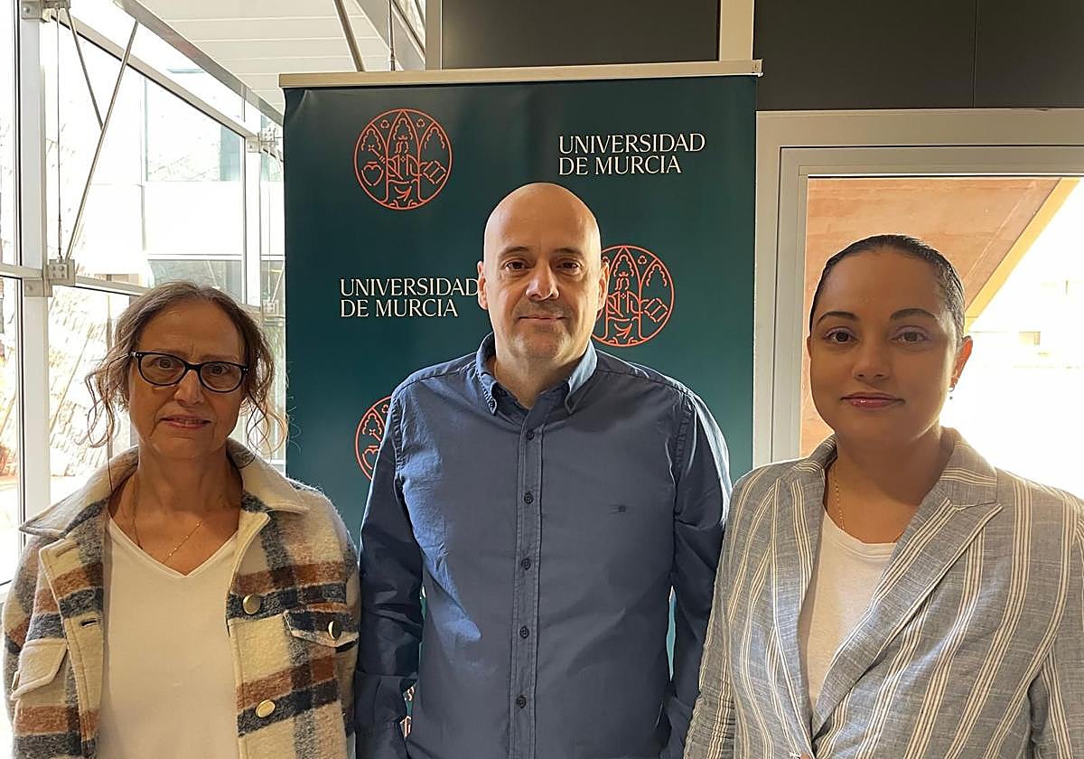 Rosa M. Limiñana Gras, Julio A. Camacho Ruiz y Carmen M. Gálvez Sánchez, los investigadores de la UMU.