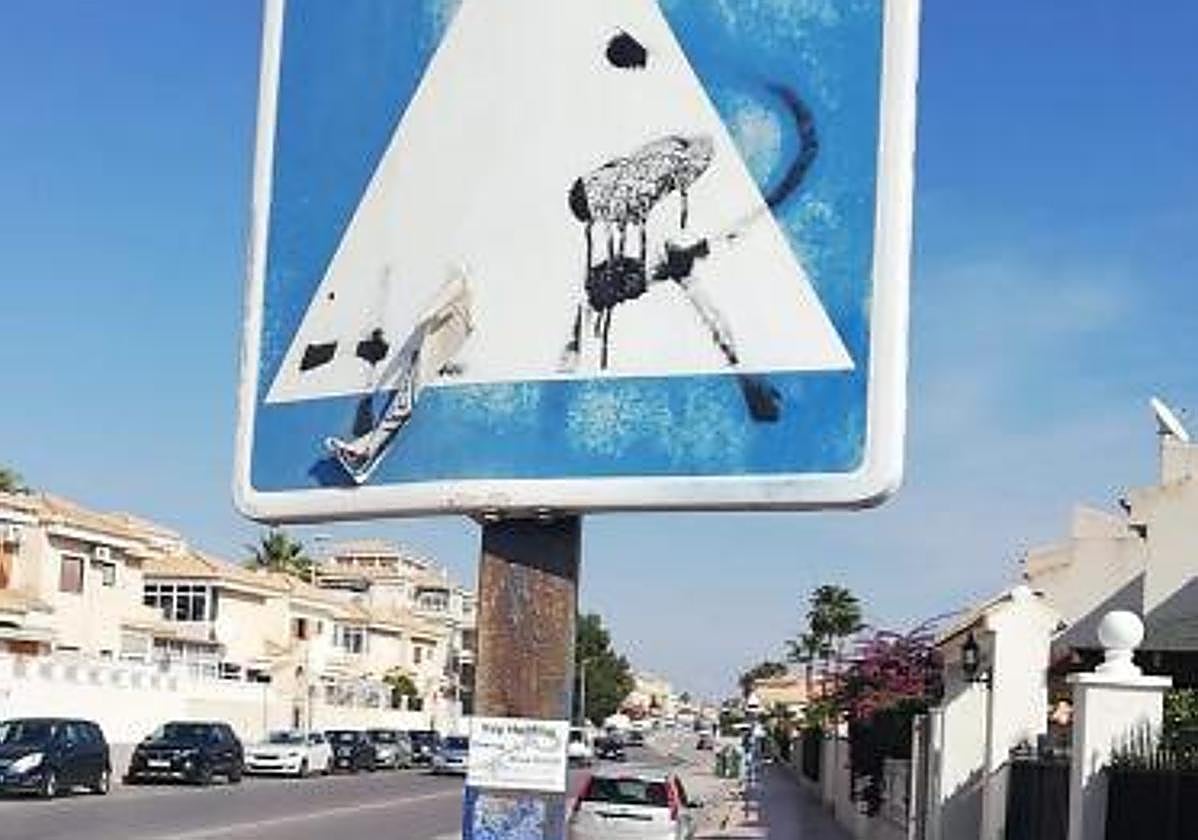 Señal en mal estado en Orihuela Costa, en una imagen de archivo.