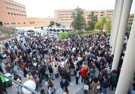 Opositores en las puertas del Aulario General del campus de Espinardo de la Universidad de Murcia, en las últimas pruebas.