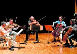 Ensayo en el Auditorio Regional. Vicente Antón, Francesc Navasquillo, Octavio de Juan, Inés de Juan Periago y Francisco Pastor, el domingo.