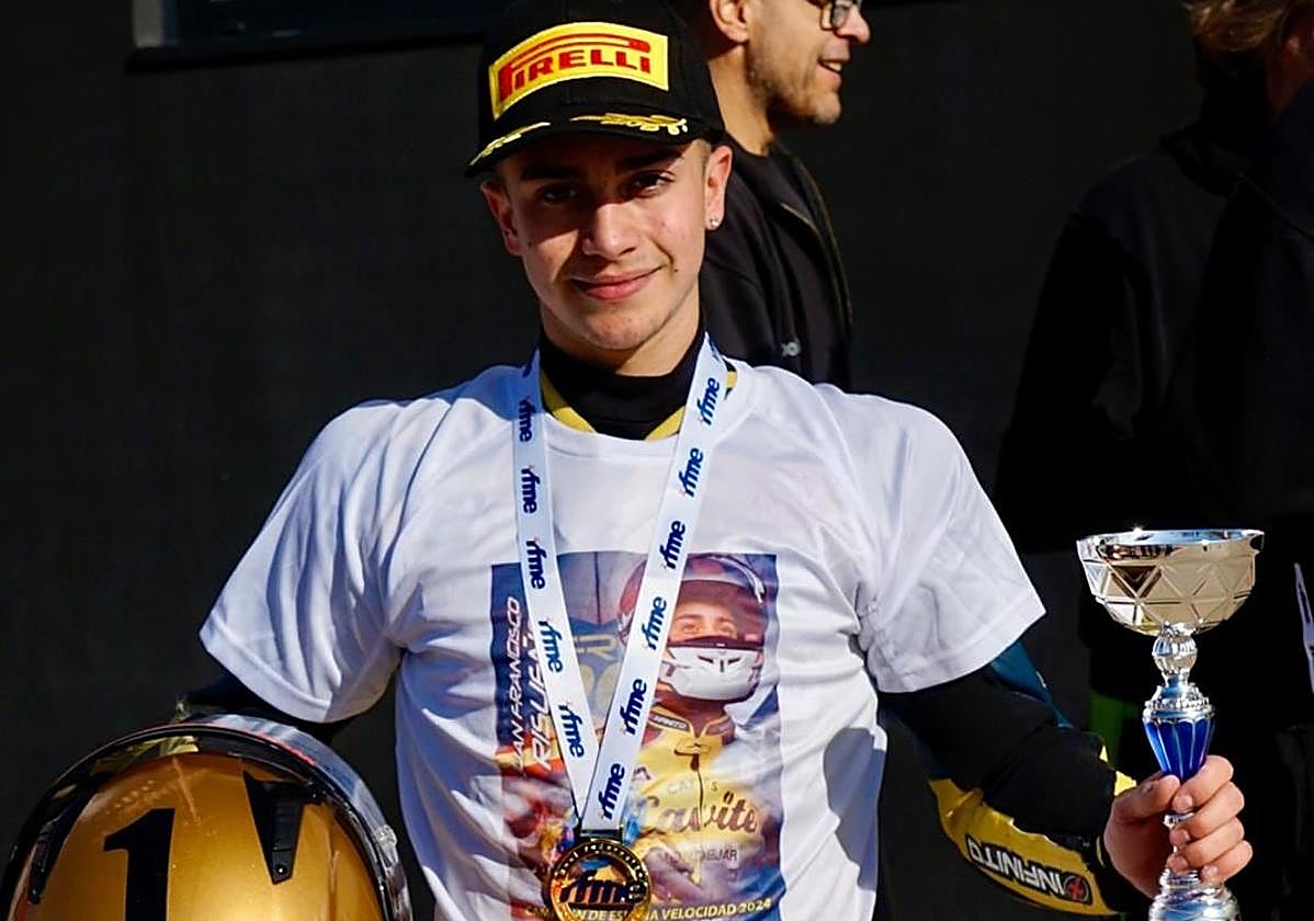 El cartagenero Juan Francisco Risueño, con el título de campeón.