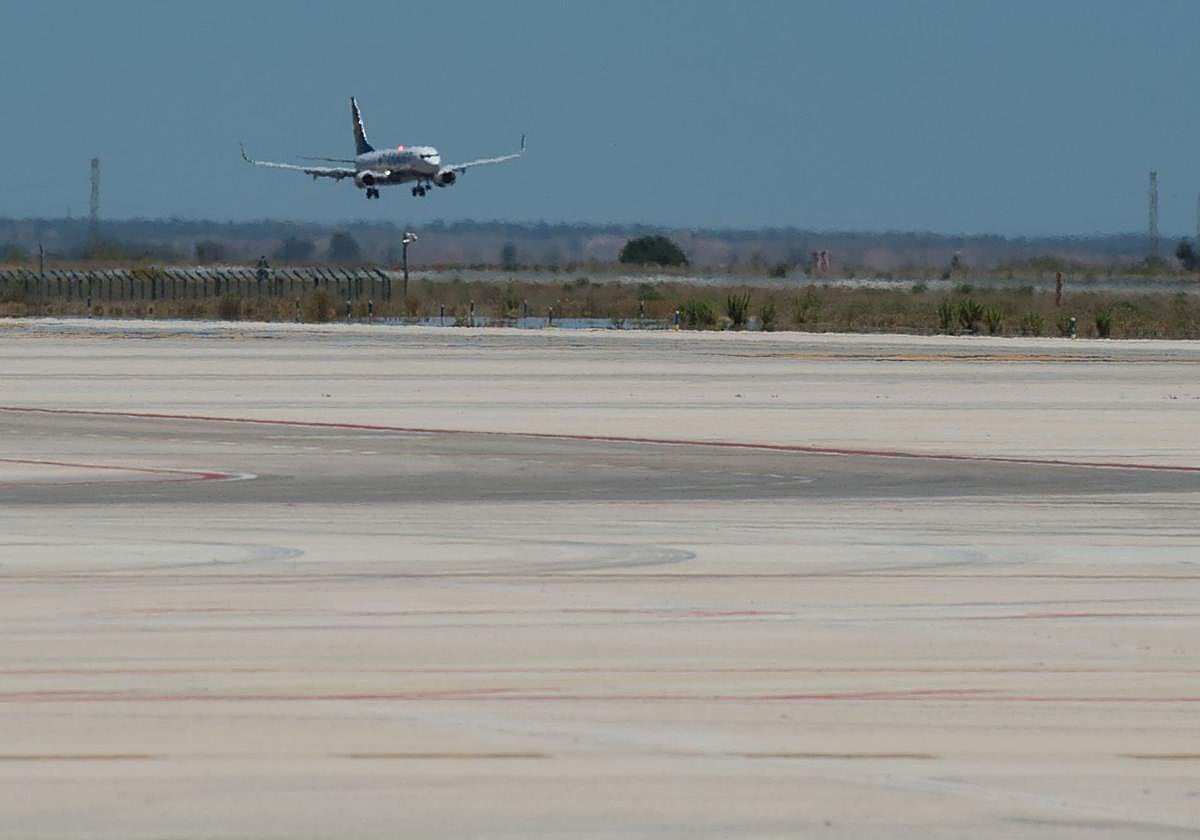 Un avión aterriza en el aeropuerto de Corvera, en una imagen de archivo.