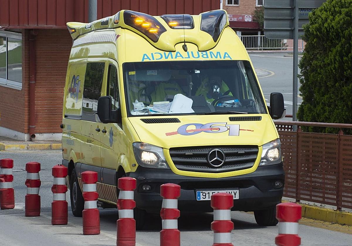 Una ambulancia llega a La Arrixaca en una imagen de archivo.