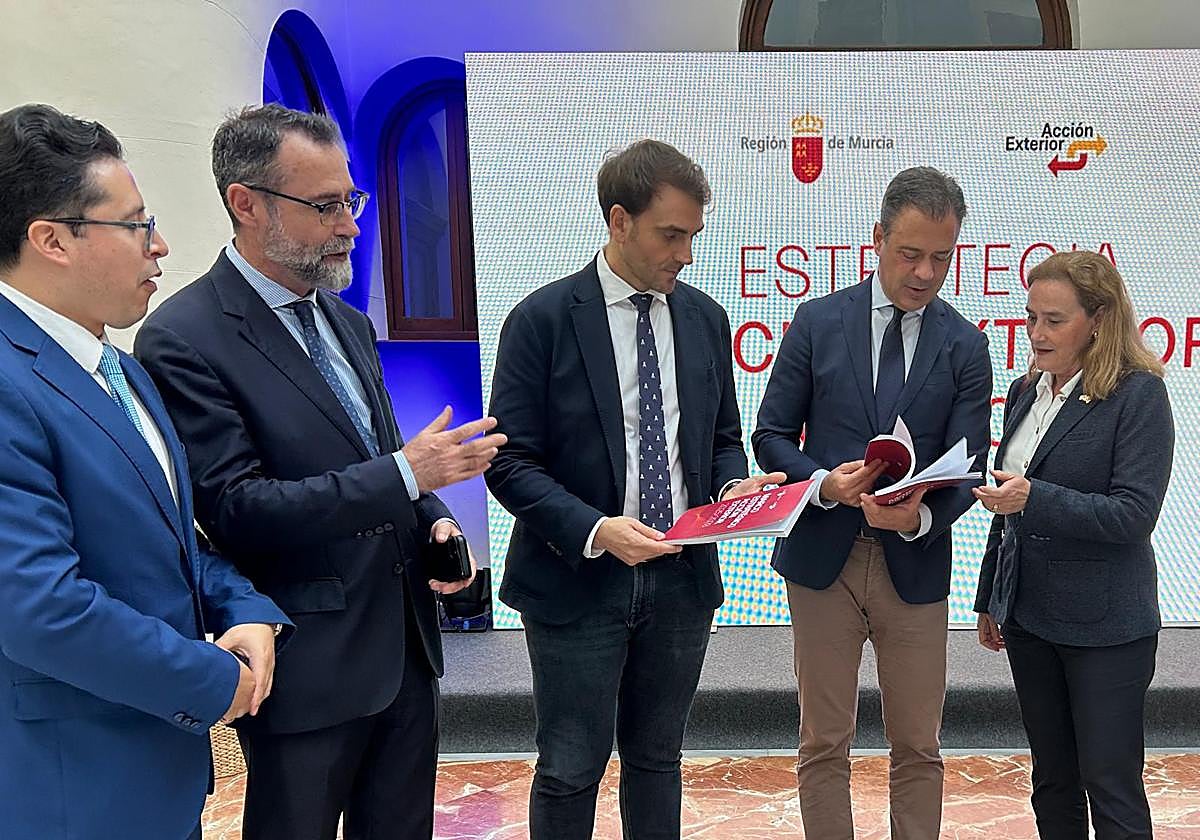 El consejero de Presidencia, Portavocía, Acción Exterior y Emergencias, Marcos Ortuño, muestra la Estrategia de Acción Exterior de la Región a los cónsules.