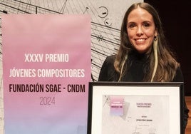 Esther Pérez, posando con su tercer premio en la gala Jóvenes Compositores Fundación SGAE-CNDM