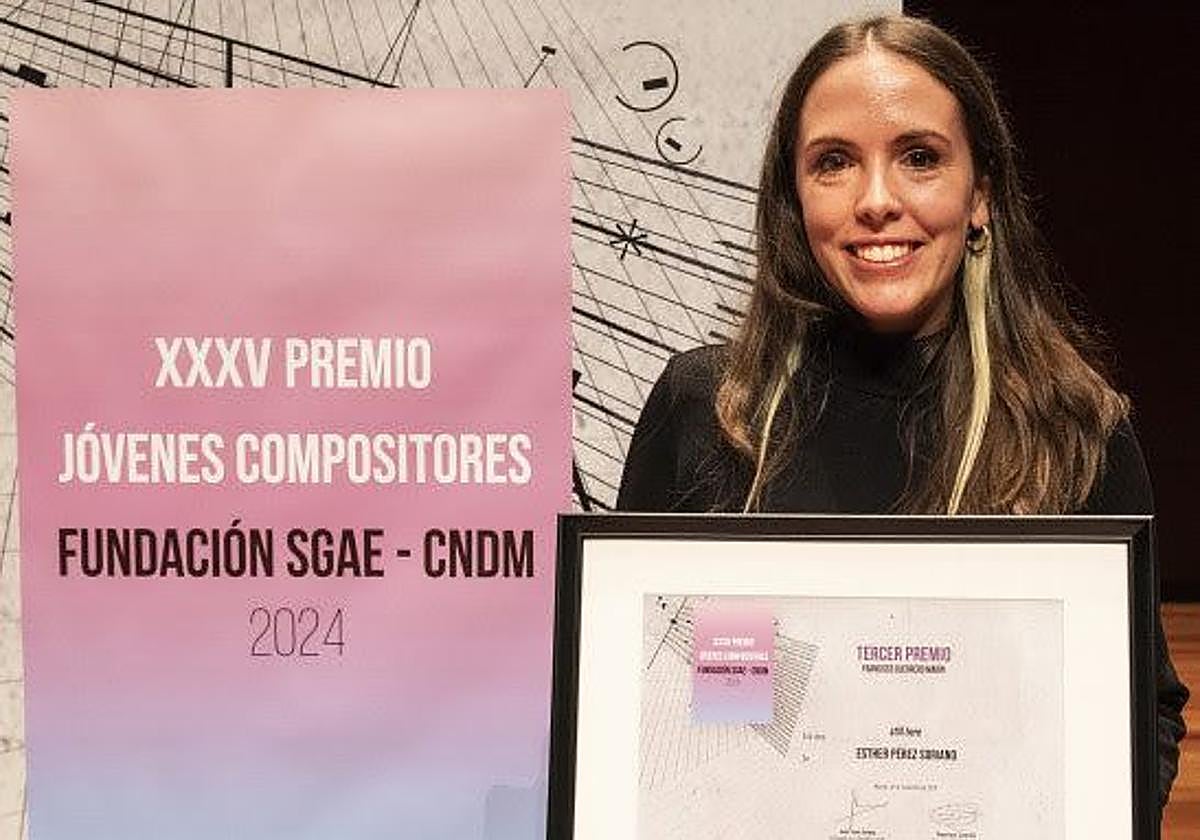 Esther Pérez, posando con su tercer premio en la gala Jóvenes Compositores Fundación SGAE-CNDM
