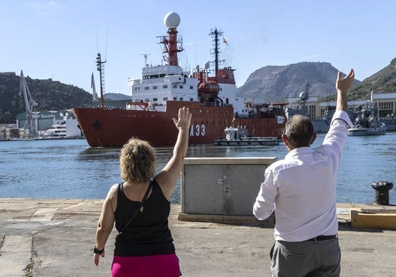 Dos familiares se despiden de uno de los marineros a bordo del Hespérides, este miércoles.