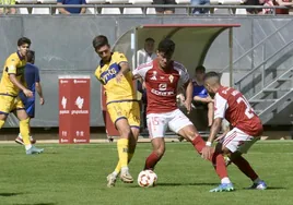 Yriarte pelea por un balón ante un jugador del Alcorcón.