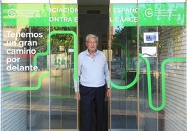 Manuel Molina Boix, en la puerta de la sede de la AECC.