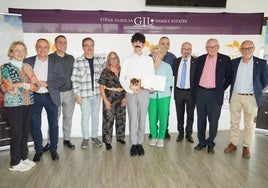 El ganador con los miembros del jurado (Esther García, Lucio Godoy, Roque Baños, Constantino Martínez Orts y Juan Gil Vera) en las instalaciones de Bodegas Juan Gil, que sirvió de escenario para la entrega del Gil Soundtrack.