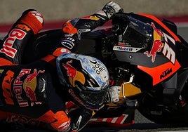 Pedro Acosta. El mazarronero se subió ayer por primera vez a la moto del equipo oficial de KTM.