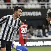 Gastón Valles celebra su gol del pasado domingo juntoa Escriche.