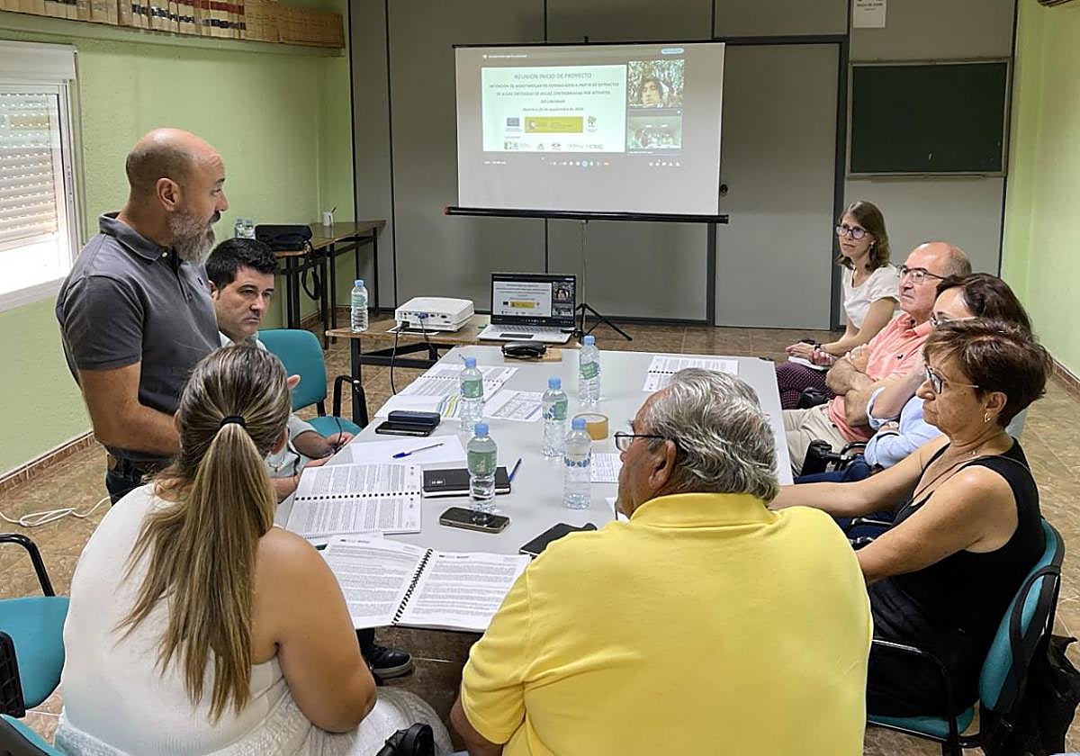 Integrantes del grupo operativo Linomar en un encuentro de trabajo en la sede de Coagacart.