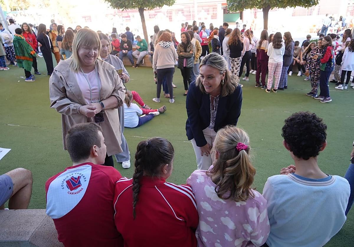 La consejera de Política Social, Familias e Igualdad, Conchita Ruiz, durante la Jornada 'Día del Pijama', del centro educativo 'La Vaguada'.
