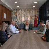 La delegada del Gobierno, Mariola Guevara (centro) durante su reunión con representantes de los afectados por las obras del soterramiento.