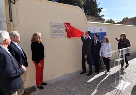 El alcalde de Murcia, José Ballesta, inaugura la placa en honor a Salzillo.