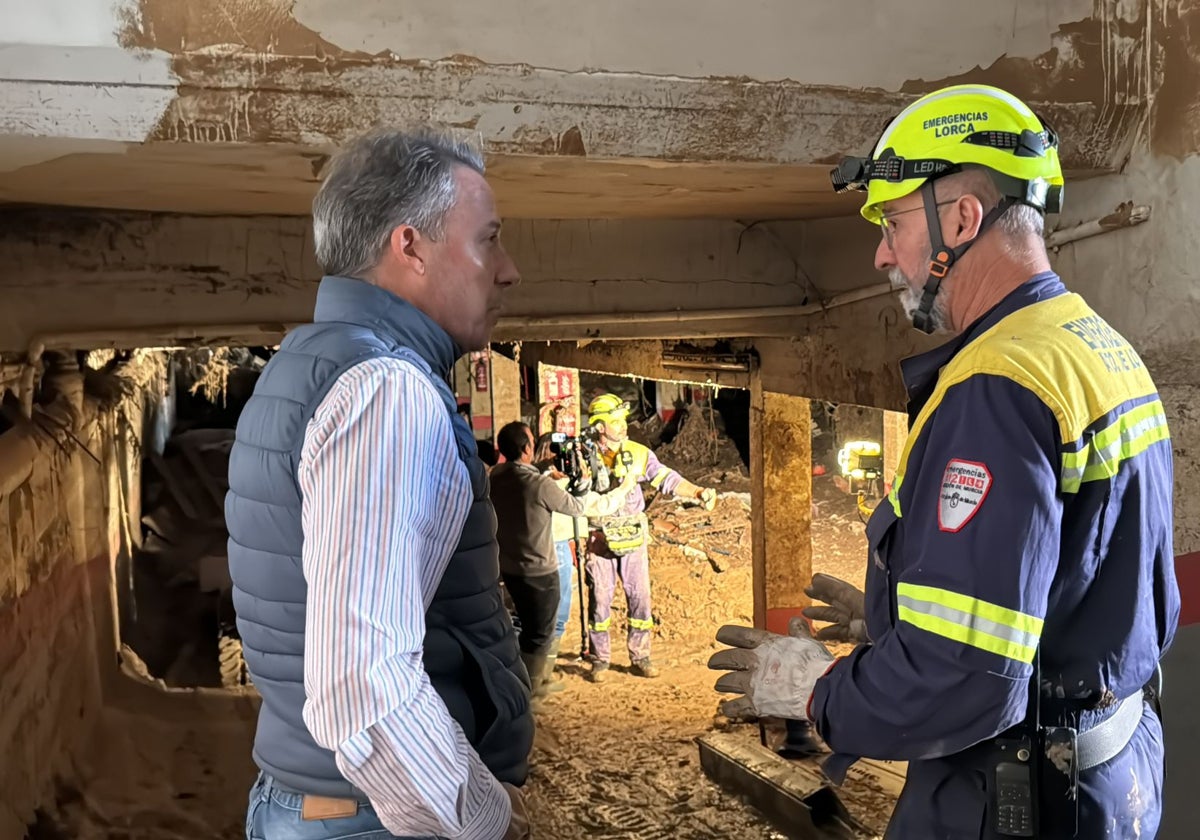 El alcalde conversa con uno de los técnicos de Emergencias en uno de los edificios con daños estructurales en Massanassa.