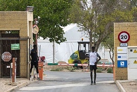 Varios inmigrantes salen del Hospital Naval, en la carretera de Tentegorra.