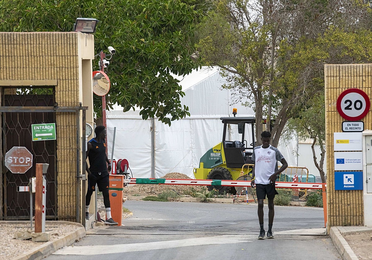 Varios inmigrantes salen del Hospital Naval, en la carretera de Tentegorra.