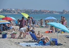 Playa de Las Higuericas, abarrotada en pleno verano.