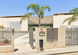 Acceso principal al edificio de la Seguridad Social en Torrevieja, en la calle Urbano Arregui.