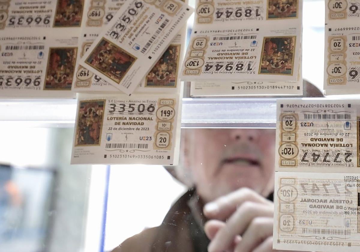 Un hombre elige una terminación de la Lotería de Navidad