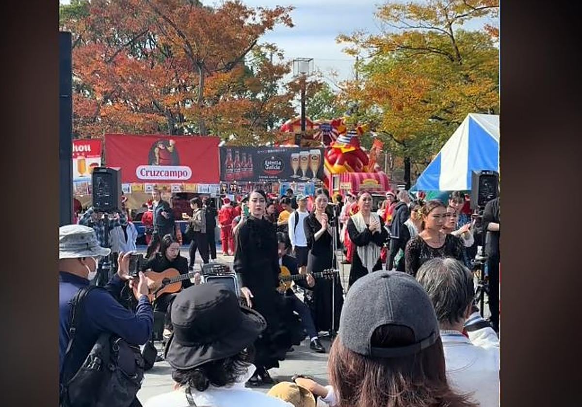 Un joven japonés muestra cómo celebran en Tokio la fiesta de España.