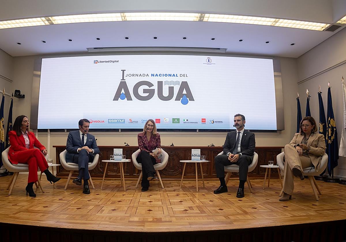 La consejera Sara Rubira, a la izquierda, durante el foro celebrado en Madrid.