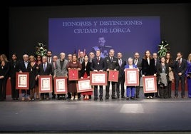 Premiados y autoridades, anoche, en el acto de entrega de honores y distinciones.