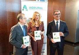 José García Gómez, la consejera López Aragón y Miguel A. López-Morell, en la presentación del libro conmemorativo del centenario de Agrupal.