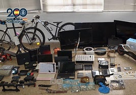 Objetos presuntamente robados que fueron hallados durante el registro.