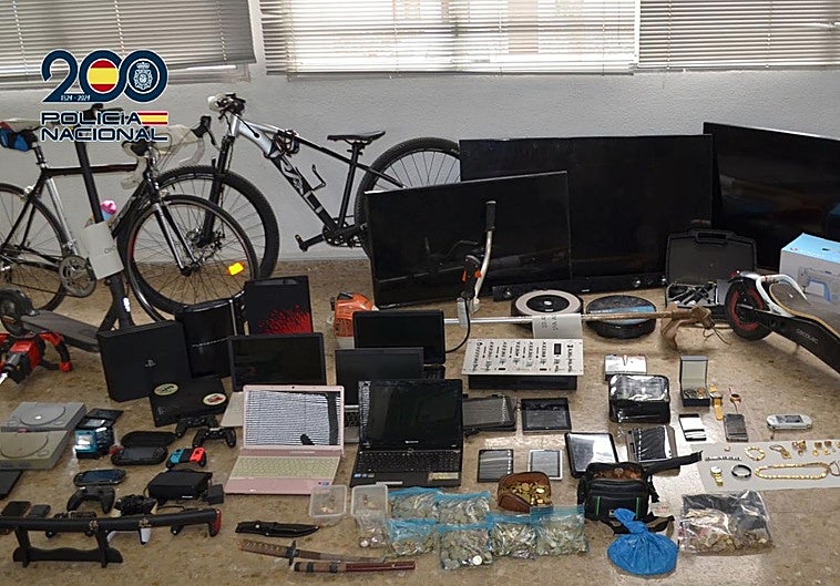 Objetos presuntamente robados que fueron hallados durante el registro.