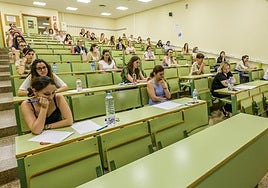 Opositores durante un examen de oposición a profesor, en una imagen de archivo.