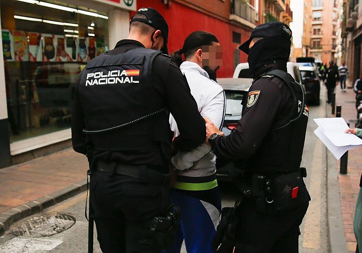 Uno de los detenidos en la redada en una vivienda del barrio murciano de San Antolín.