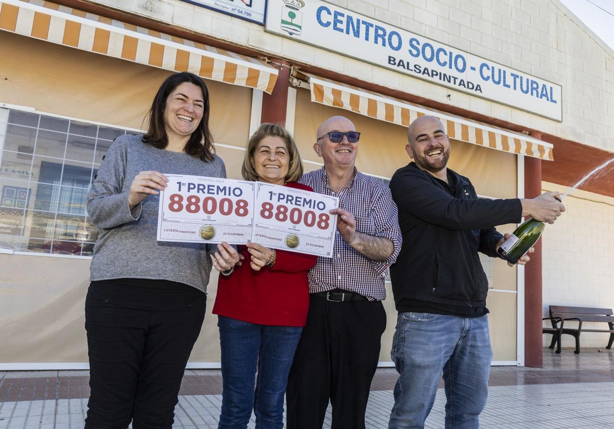 Una administración de Balsapintada celebra el Gordo de la Lotería de Navidad 2023.