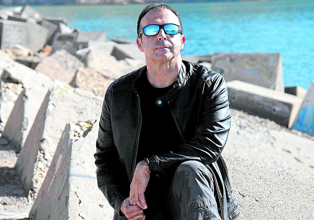 En el faro del Dique de la Curra. Nacho Ros, la cara visible del FICC, en uno de sus lugares predilectos de Cartagena, una ciudad de cine.