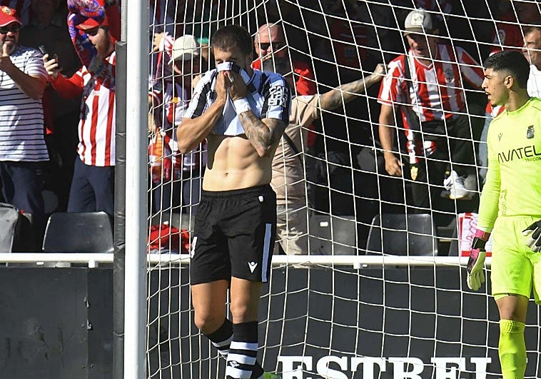 Sipcic se lamenta en el primer gol del Almería.
