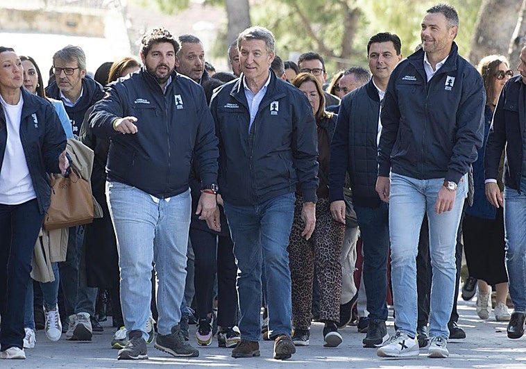 El presidente nacional del Partido Popular, Alberto Núñez Feijóo, junto a López Miras y José Francisco García, en la visita a Caravaca. | En vídeo, intervención en directo.