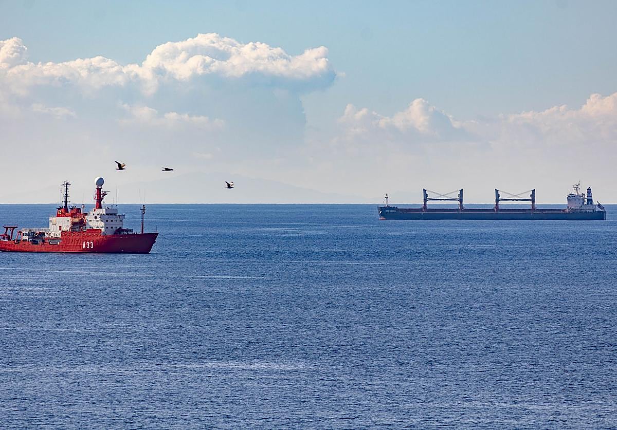 Dos buques, se aproximan al Puerto de Cartagena en una imagen tomada a mediados de noviembre.