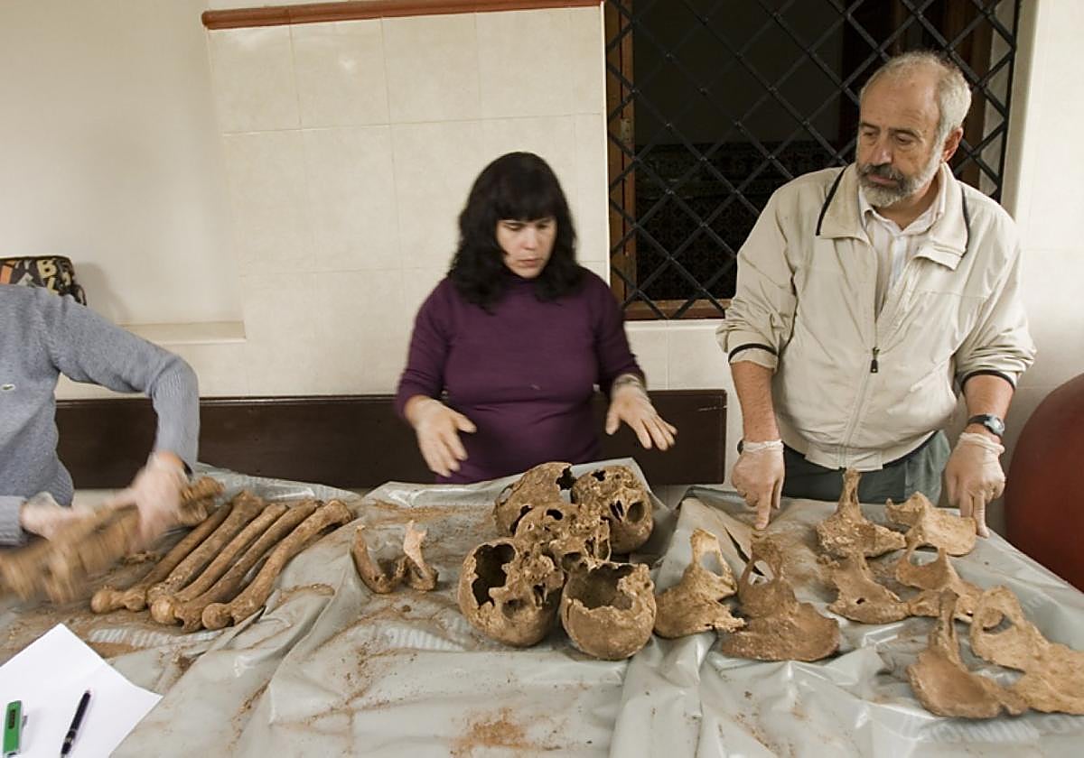 Examen. Instantánea tomada por Félix Galindo del trabajo de los forenses realizado el 16 de octubre de 2007. A la derecha, el director de la Escuela de Medicina Legal, José Antonio Sánchez.