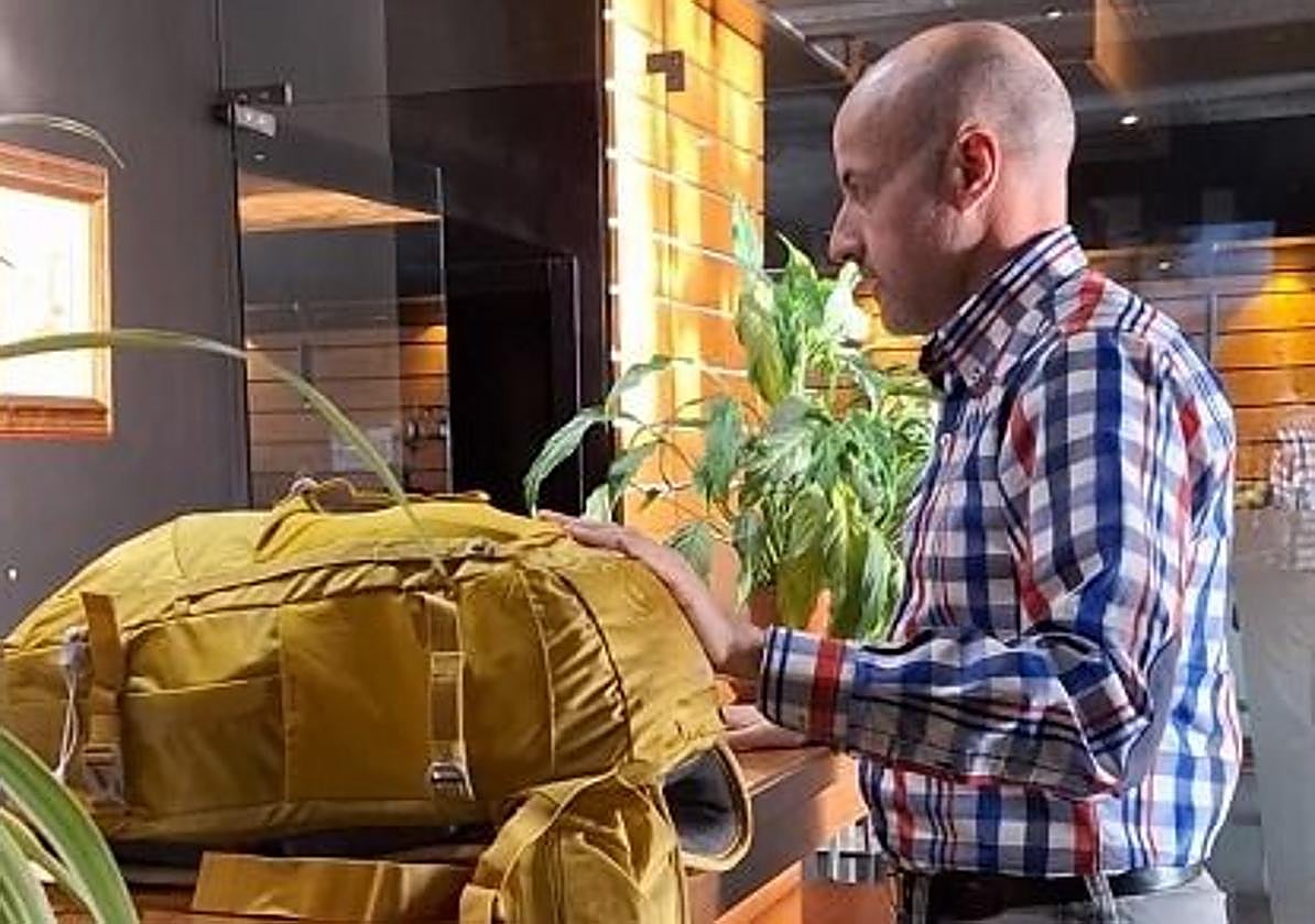 Isidro entrega las mochilas de unos peregrinos que realizan el Camino.