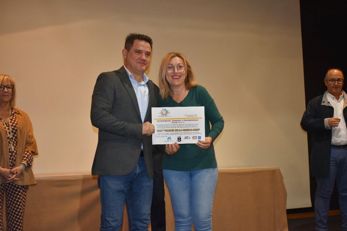 Unidad y Fraternidad entrega las microbecas y presenta concursos Día de la Fraternidad