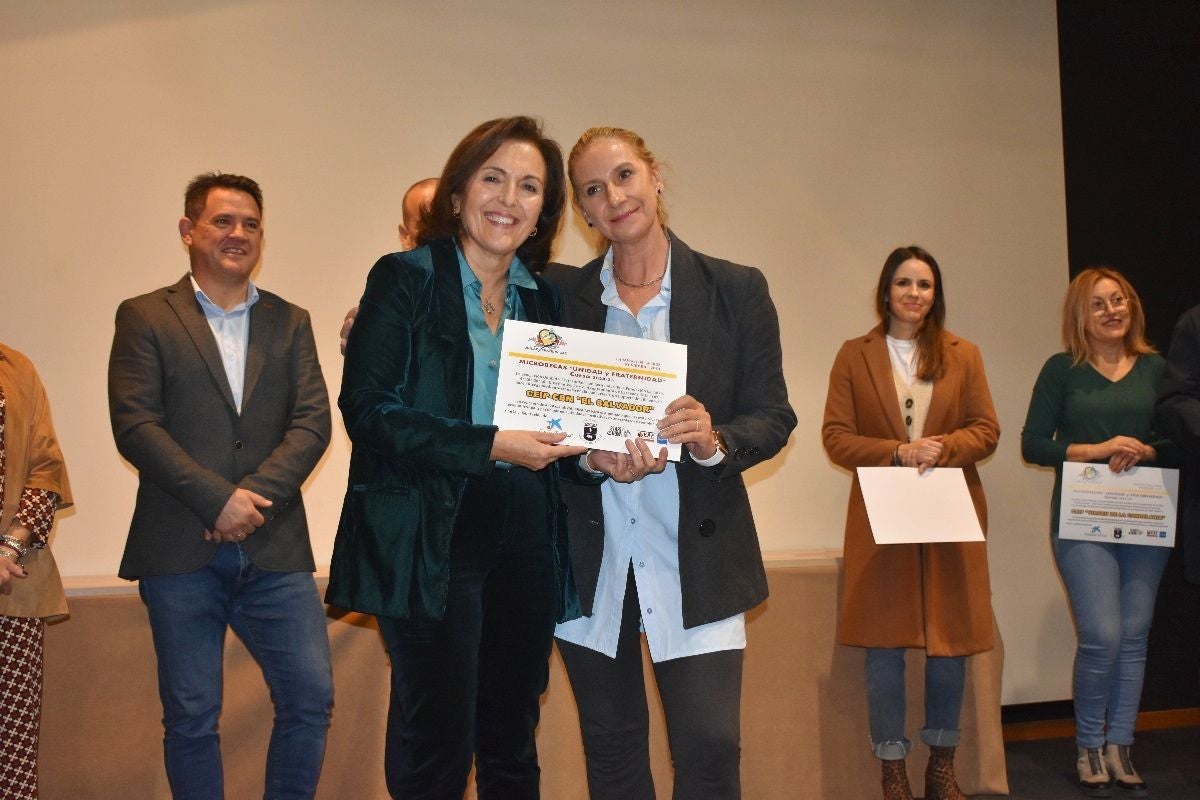 Unidad y Fraternidad entrega las microbecas y presenta concursos Día de la Fraternidad