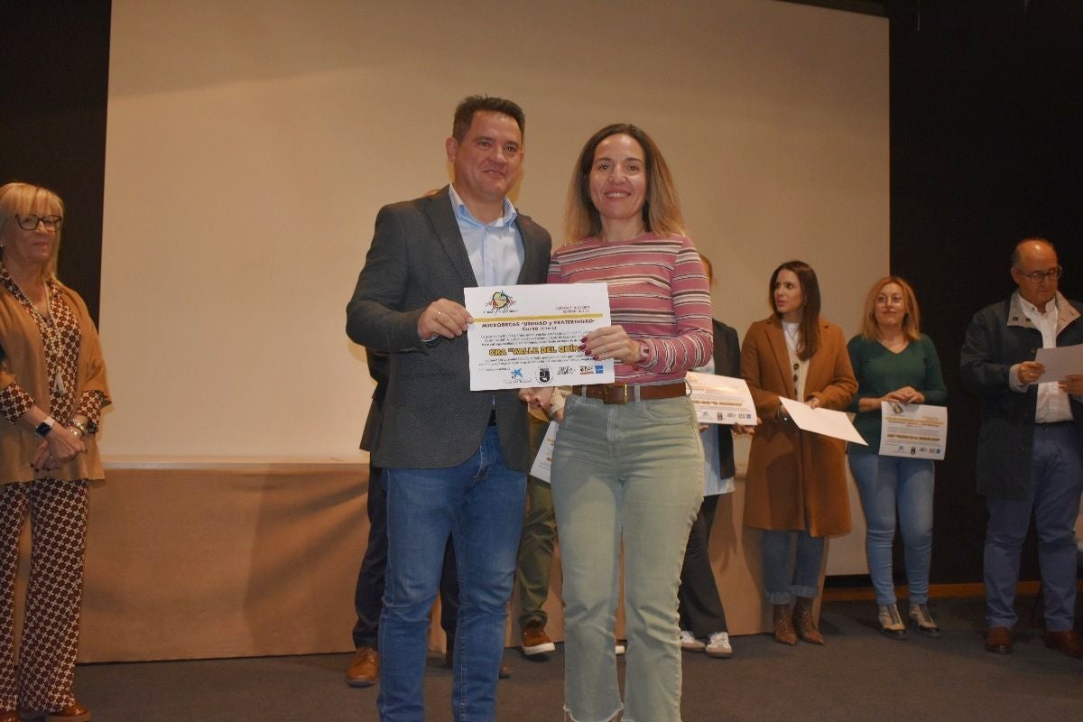 Unidad y Fraternidad entrega las microbecas y presenta concursos Día de la Fraternidad