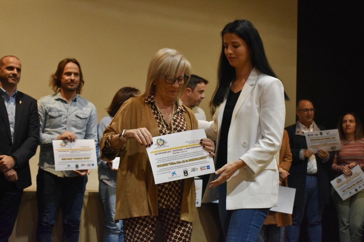 Unidad y Fraternidad entrega las microbecas y presenta concursos Día de la Fraternidad