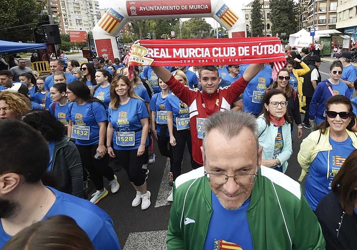Imagen principal - Participantes en la carrera solidaria 'Muévete X Valencia' celebrada este domingo en Murcia.
