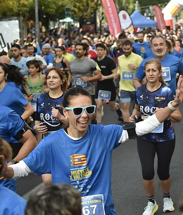 Imagen secundaria 2 - Participantes en la carrera solidaria 'Muévete X Valencia' celebrada este domingo en Murcia.