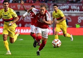 Pedro Benito persigue el esférico.